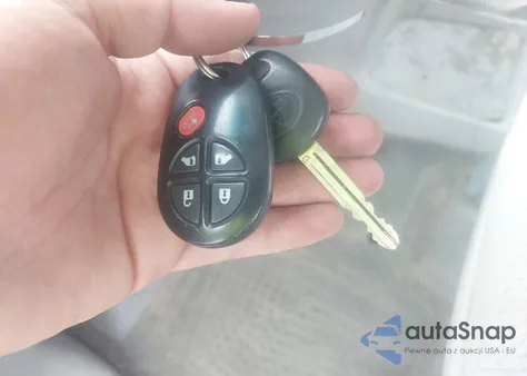 2013 Toyota Sienna Le V6 8 Passenger z USA, uszkodzony, nr VIN 5TDKK3DC0DS340583